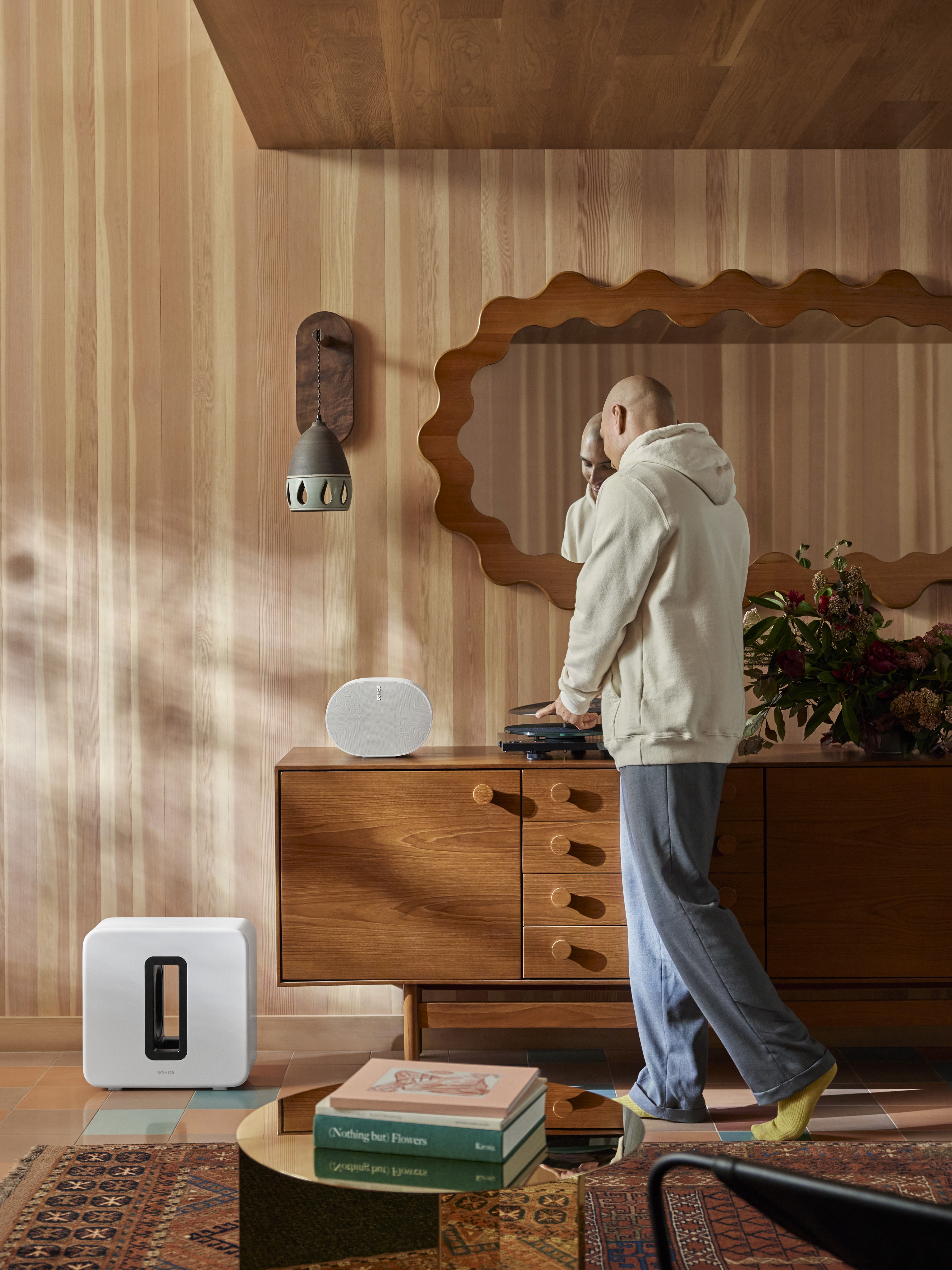 Person cueing a record player connected to Sonos