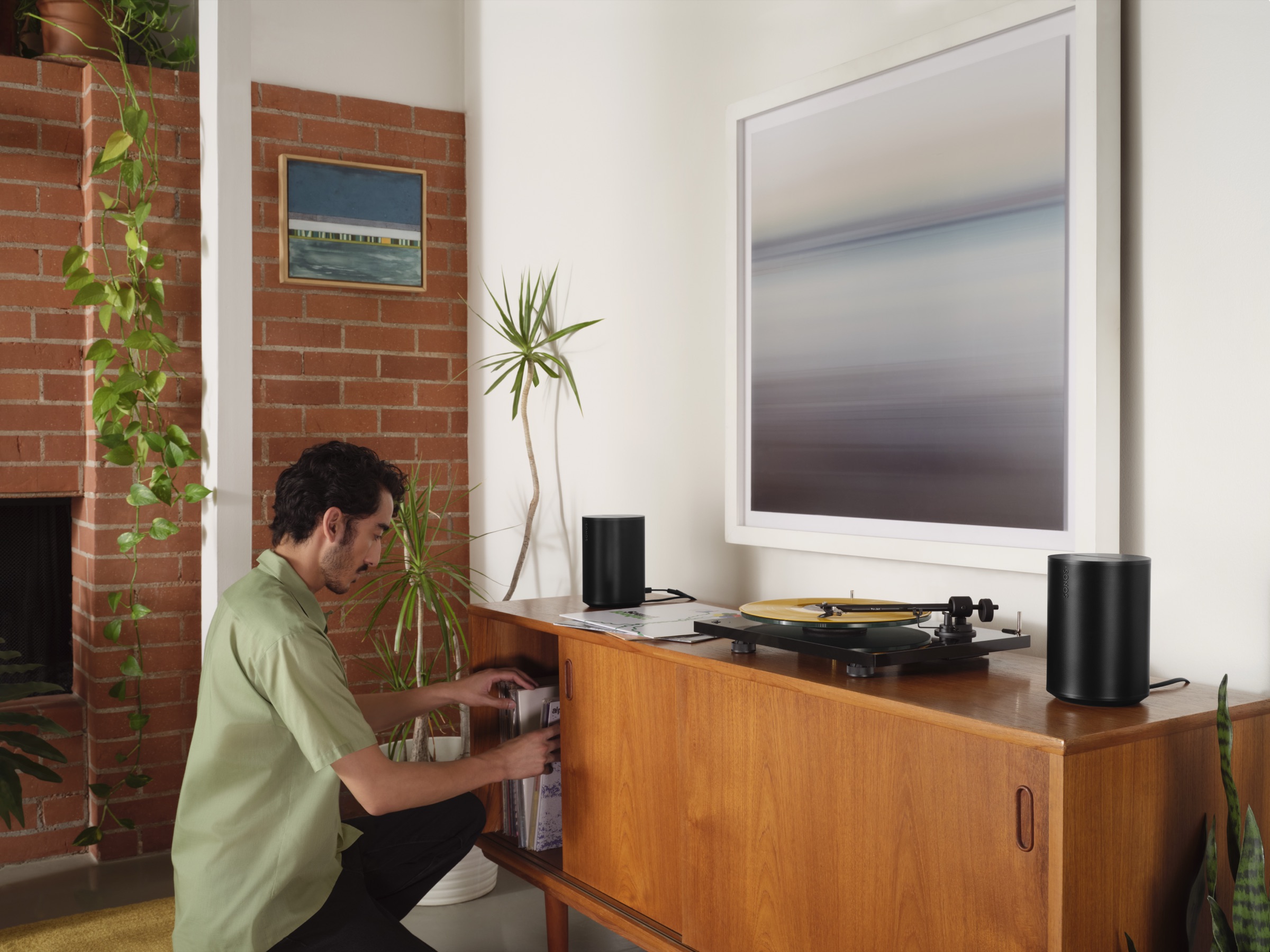 Turntable feeding audio into a Sonos Era speaker